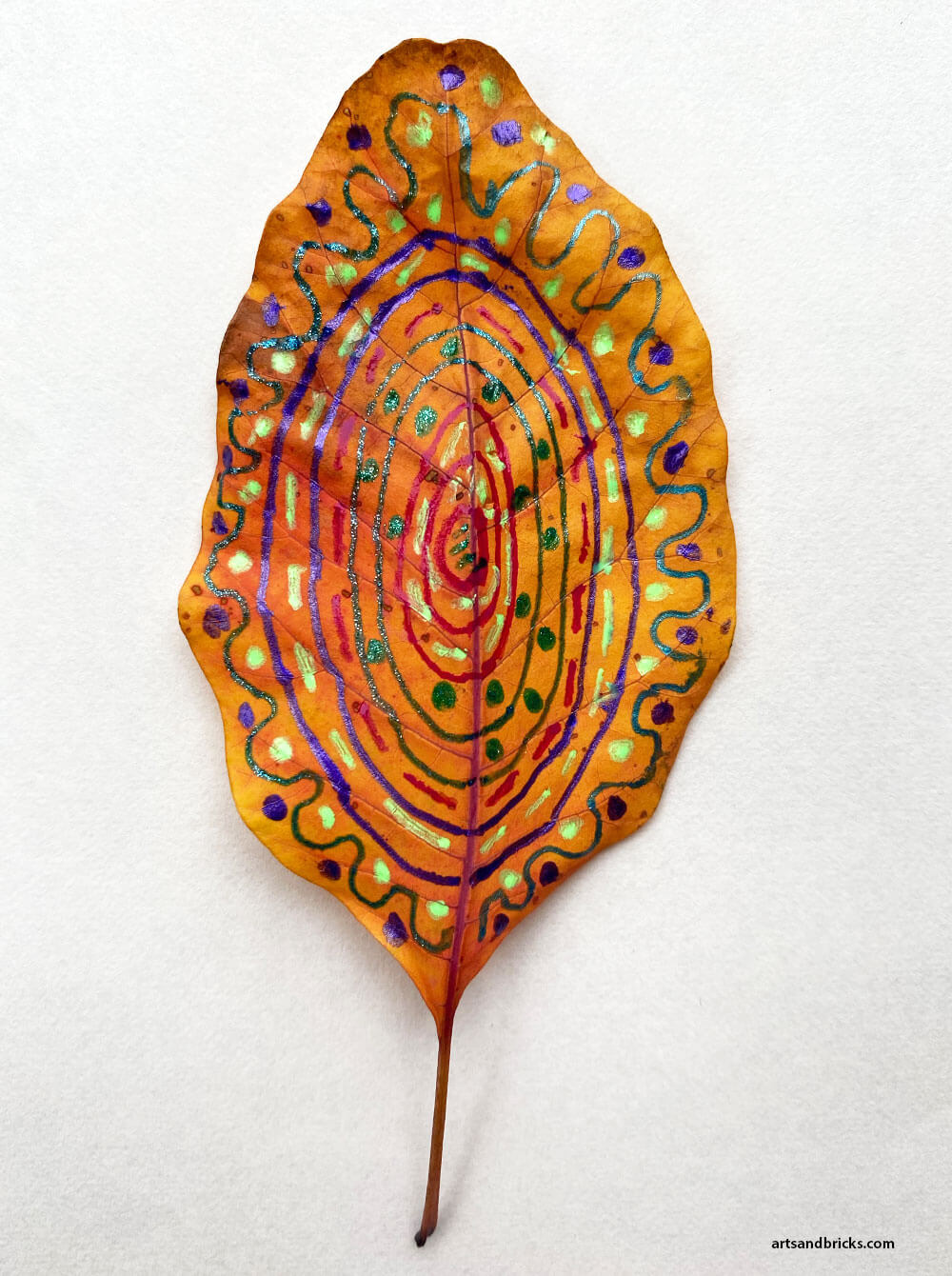 Create exquisite patterned and decorated fall leaves by doodling with gel pens. It's hours of relaxing, creative fun! No setup required - just leaves, gel pens and perhaps some good music. It's an autumn craft that both you and your kids will love! #fall #leaves #kidscraft #autumn #halloween #crafts #artsandcrafts