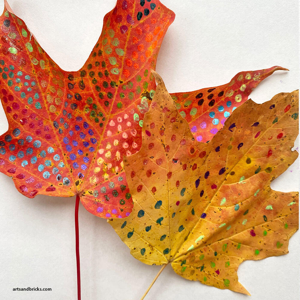 Create exquisite patterned and decorated fall leaves by doodling with gel pens. It's hours of relaxing, creative fun! No setup required - just leaves, gel pens and perhaps some good music. It's an autumn craft that both you and your kids will love! #fall #leaves #kidscraft #autumn #halloween #crafts #artsandcrafts