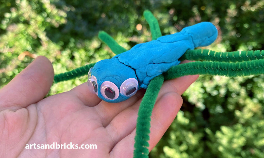 Poisonous Insect Thingie - 3 body parts and six legs with googly eyes. A kids craft.